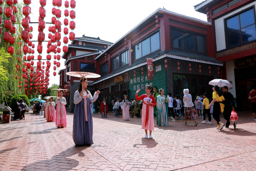 tupian3-wuhufangtedongfangshenhua鈥渃huanyuedasong鈥漼anyihuodong.jpg