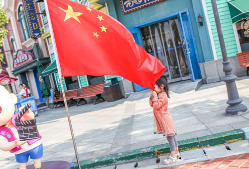 小朋友亲吻国旗.jpg