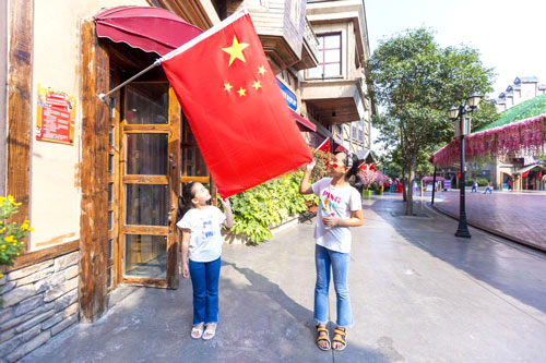 一对小姐妹花与国旗合影.jpg