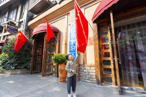 小朋友站在国旗下仰望.jpg