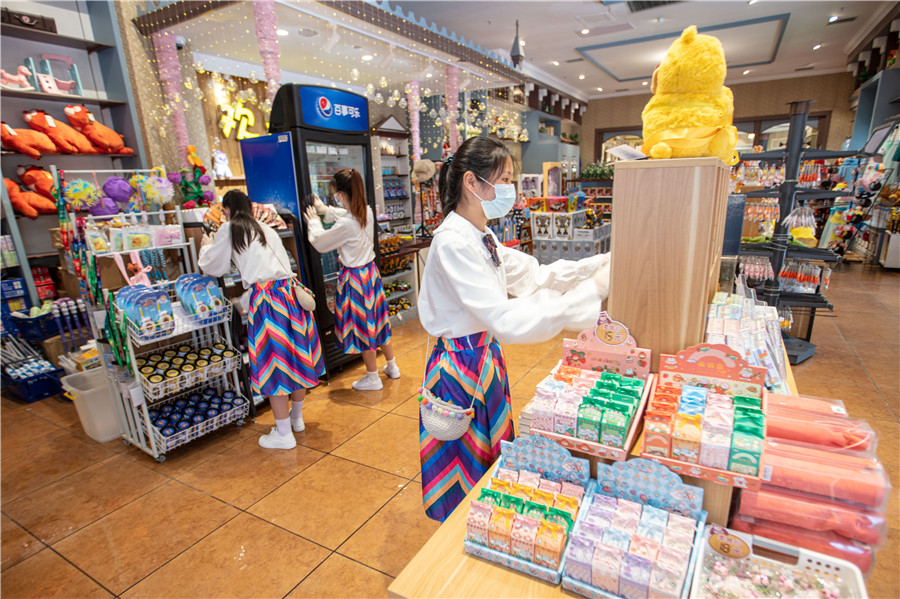 02 芜湖方特梦幻王国-商品店清洁消毒_副本.jpg